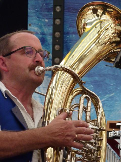 Odenwälder Trachtenkapelle Wenschdorf-Monbrunn unter der Leitung von Susanne Hock am Mittwoch, 28. August im Festzelt der Michaelismesse Miltenberg.