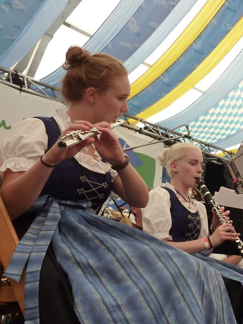 Odenwälder Trachtenkapelle Wenschdorf-Monbrunn unter der Leitung von Susanne Hock am Mittwoch, 28. August im Festzelt der Michaelismesse Miltenberg.