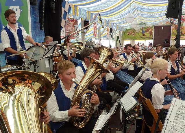 Odenwälder Trachtenkapelle Wenschdorf-Monbrunn unter der Leitung von Susanne Hock am Mittwoch, 28. August im Festzelt der Michaelismesse Miltenberg.