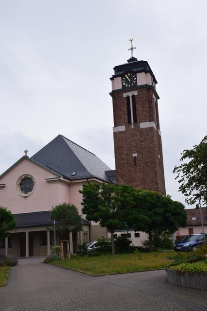 Das Bistum Würzburg beschloss wegen des erwarteten Bevölkerungszuwachses durch den Hafenausbau 1919, Leider zu einer selbständigen Pfarrei zu erheben. Friedrich Bruno Krane wurde zuständiger Seelsorger für Leider. Er erhielt den Auftrag eine neue Kirche zu bauen. Als Vorbild sah er eine der sieben Hauptkirchen Roms, Sankt Paul vor den Mauern.  Nur mitzahlreichen Geld- und Materialspenden der Bürger konnte in den Nachkriegsjahren der Bau bewältigt werden. | Foto: Wolfgang Giegerich