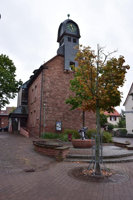 Die alte Schule - jetzt Bürgerhaus. Zusammen mit Kirche und Wirtshaus der Dorfmittelpunkt.  | Foto: Wolfgang Giegerich