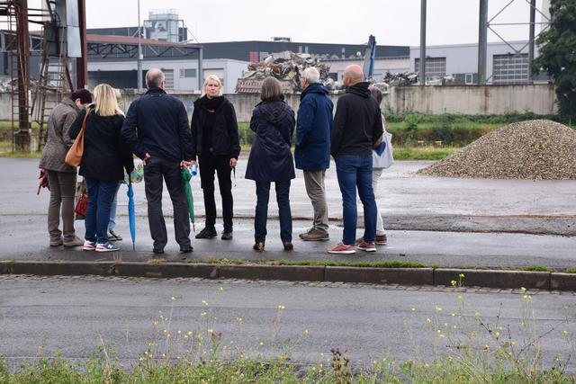 Anika Magath erklärt die Veränderungen im Hafen.  | Foto: Wolfgang Giegerich