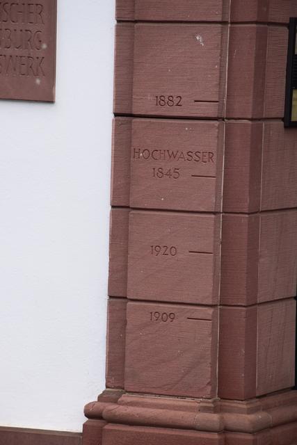 Hochwasssermarken an der linken Torseite des Jesuitenhofs | Foto: Wolfgang Giegerich