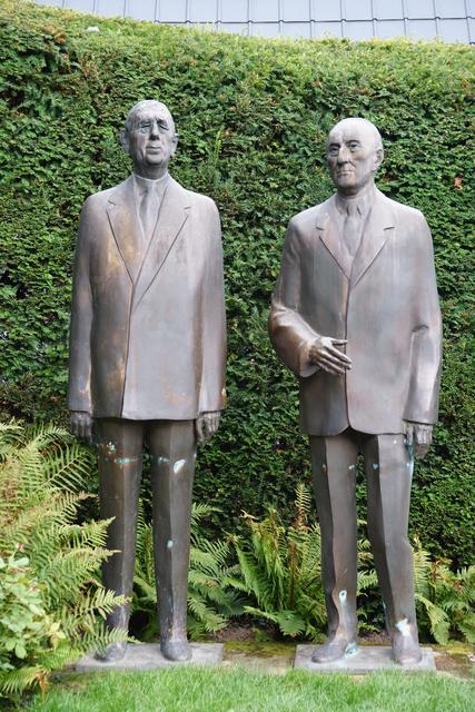 1963 schloss Bundeskanzler Konrad Adenauer mit Präsident Charles de Gaulle den Deutsch-Französischen Freundschaftsvertrag. - Die überlebensgroßen Bronzestatuen stehen in seinem Garten in Rhöndorf bei Bonn. 