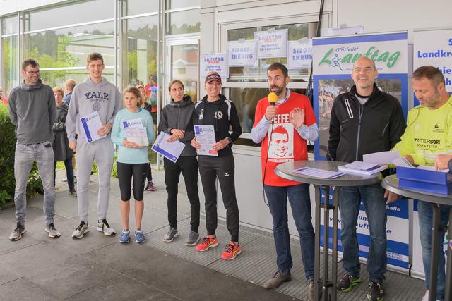 Siegerehrung für die Zehn-Kilometer-Strecke mit (von links) Martin Militzke, David Johnson, Nadja Heininger, Sophia Franz, Alexandra Wasse, Landrat Jens Marco Scherf, Bernhard Schäfers (LAZ Miltenberg-Obernburg) und Sportreferent Thorsten Schork.