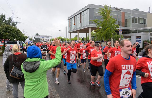 Eine rote Solidaritätswelle schwappte beim Jedermann-Lauf durch den Lauftag: Über 200 Läuferinnen und Läufer warben für die Typisierungsaktion für den an Leukämie erkrankten Steffen Lieb.