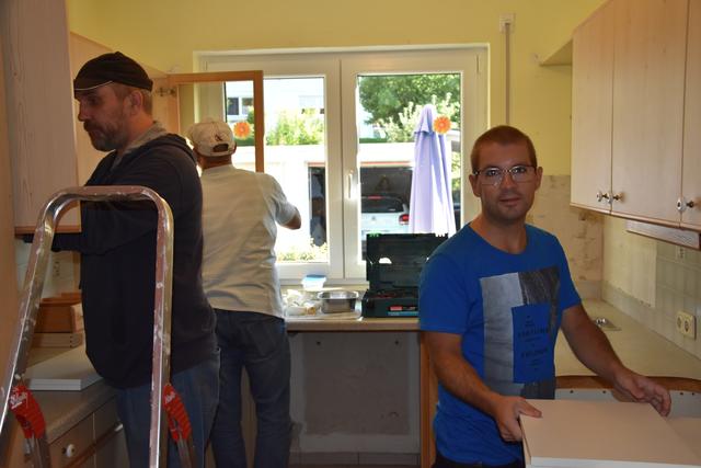 Abbau einer gespendeten Küche durch das Team des MainSecond Sozialkaufhauses.