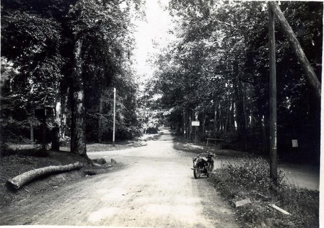 Bild 2: Die Kreuzung „Seitzenbuche“ um 1940. Etwa 150 Meter hinter der Kreuzung, wo die Straße eine Linkskurve macht, stand die Buche unter der Förster Seitz am 23.10.1819 tot aufgefunden wurde. Man beachte das Motorrad - Bild: Klemes Scheuermann