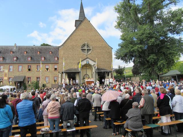 Etwa 1000 Gläubige nahmen am Pontifikalamt teil | Foto: Friedrich Frank