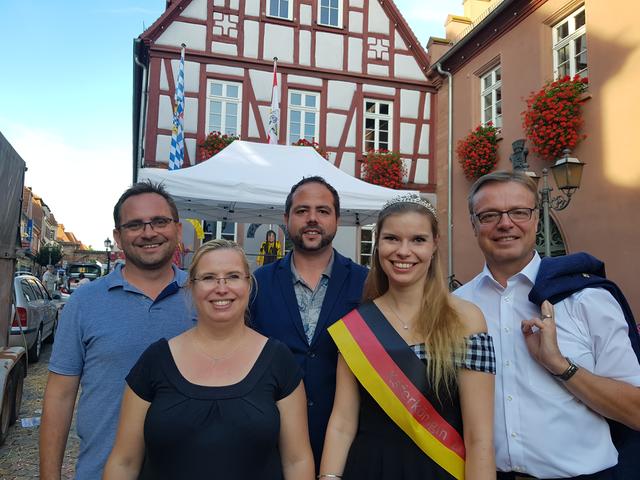 Das ORGA-Team 2019, vlnr:(vorne) Ines Neumeister und die diejährige Kaferkönigin; (hinten) Matthias Kraus (StadtMarketing-Verein e.V.), Andrea Faggiano (Obernburger Theaterverein), Bürgermeister Dietmar Fieger | Foto: StadtMarketing-Verein e.V.
