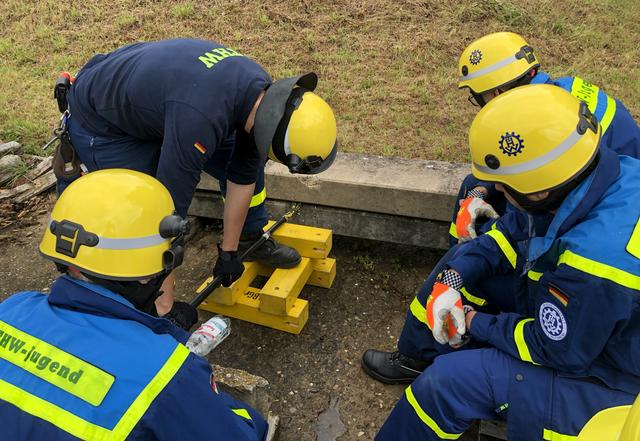Grundausbildung 2019/2020 | Anhebung einer Betonlast mit der Brechstange. | Foto: Christian Zapka