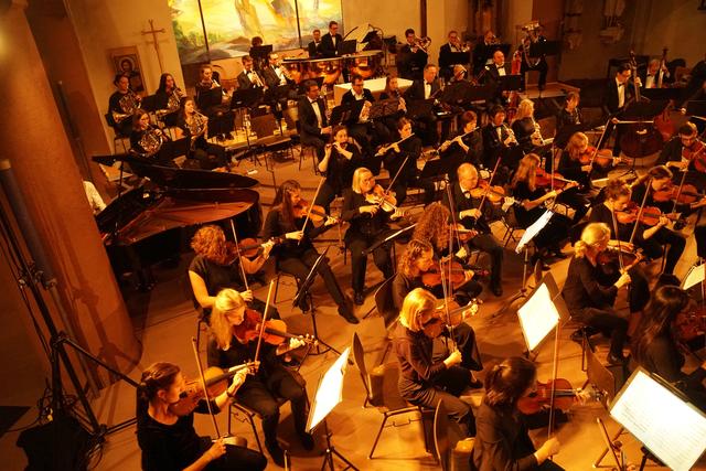 Viel Beifall erhielten die Musikerinnen und Musiker der „Neue Welt Philharmonie“ am Sonntagabend in der Miltenberger Stadtpfarrkirche bei ihrem großartigen Konzert. Foto Roland Schönmüller.
