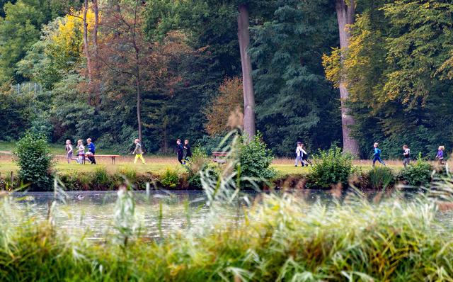 Die Schülerinnen und Schüler liefen auf ihren 680 Meter langen Runden um den See im sich allmählich herbstlich färbenden Seegarten.