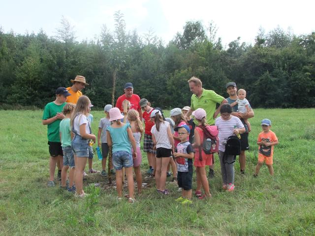 Bei den diesjährigen Ferienspielen setzten die Mitglieder des OGV Großwallstadt mit den Kindern Apfelbäume. | Foto: Obst- und Gartenbauverein Großwallstadt e.V.