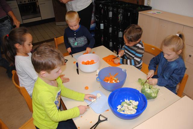 Die Kinder der Kindertagesstätte FantasieReich für Kinder St. Johannes in Leidersbach putzen eifrig Gemüse für ihre Gemüsesuppe zum Suppenfest. | Foto: Andrea Kaller-Fichtmüller