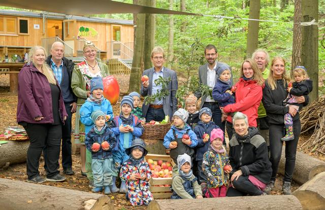An den Besuch der Apfelkönigin mit ihrem „Gefolge“ werden die Kinder des Elsenfelder Waldkindergartens Waldkitz noch lange denken.
