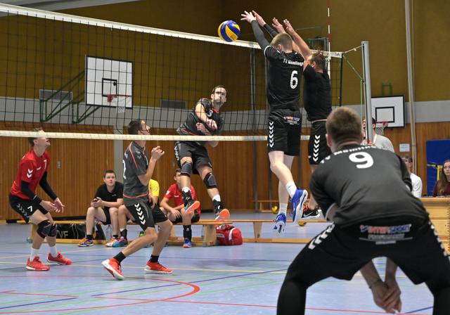 Packenden Volleyballsport, oft in Überlänge, sahen die zahlreichen Zuschauerinnen und Zuschauer beim Landkreispokalfinale im Volleyball. Hier eine Szene aus dem Endspiel zwischen dem TV Mömlingen und dem TV Faulbach.