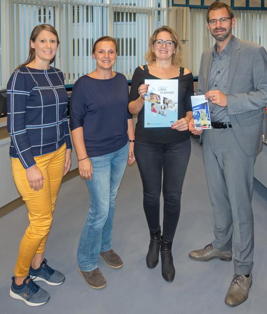 Mit dem Projekt „Leben in Bayern“ will der Verein Frauen für Frauen Zugezogenen aus anderen Kulturkreisen zeigen, wie der Alltag in Bayern funktioniert. Im Integrationsbeirat stellten (von links) Silke Buhleier, Sabine Fuchs und Nilüfer Ulusoy das Projekt vor, das auch Landrat Jens Marco Scherf (rechts) positiv bewertet.