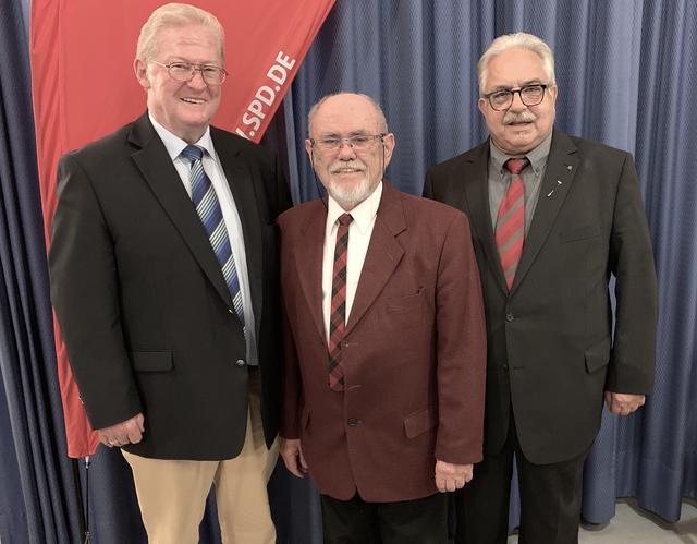 Die Willy Brandt Medaillen Inhaber der SPD aus Kleinheubach von links Kurt Schüßler, Bernhard Heunisch und Michael Böhme.