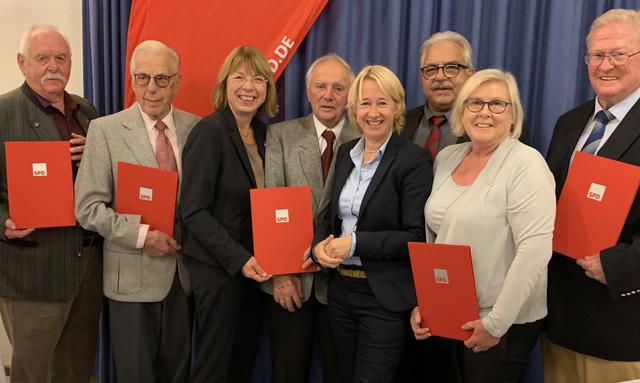 Urkunden und Ehrungen von links Herbert May, Günther Zilg, Ortsvorsitzende Monika Wolf-Pleßmann, Ernst Fertig, MdL Martina Fehlner, Michael Böhme, Maritta Uher und Kurt Schüßler.