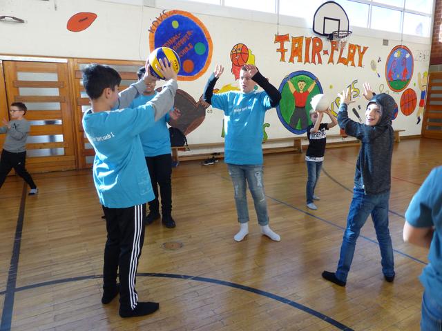 An der Kardinal-Döpfner-Schule in Großwallstadt sind Schüler-Sport-Mentoren im Einsatz, die gemeinsam mit jüngeren Schülern in den Pausen und am Nachmittag sportlich aktiv sind. | Foto: Kardinal-Döpfner-Schule Großwallstadt
