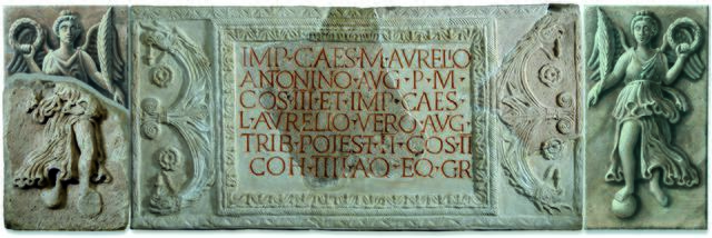 Die Kaiser Marc Aurel geweihte Bauinschrift der Basilika des Stabsgebäudes im Obernburger Römermuseum, 162 n. Chr., Fundort Römerstraße/Schmiedgasse.
Foto: Archäologische Staatssammlung München