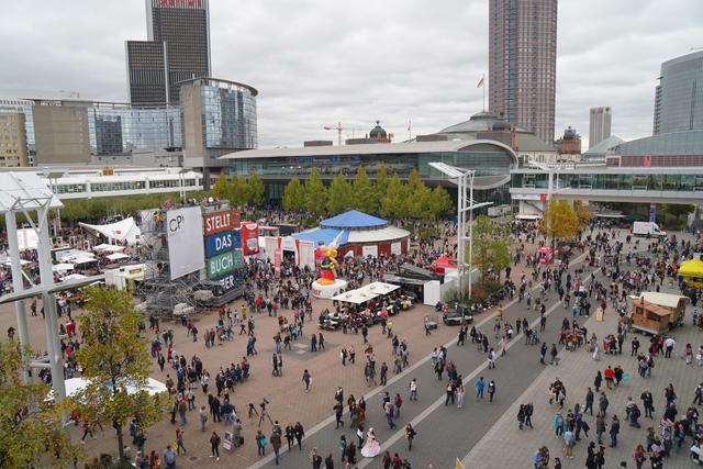 Mit über 7 500 Ausstellern aus 109 Ländern und mehr 
als 4 000 Veranstaltungen war die Frankfurter Buchmesse  die größte Fachmesse für das internationale Publishing.  

Fünf Tage, vom 16. bis 20. Oktober 2019,  kamen Literaturbegeisterte , Autoren, Verleger und weitere Buchbranchen-Akteure zusammen. Sie informierten sich, diskutierten, entwickelten gemeinsame neue Ideen bzw. Projekte und feierten Preisträger.