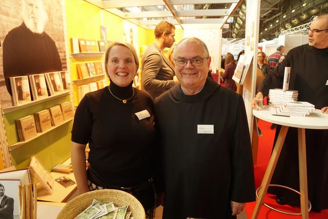 Spirituelle Bücher sind hoch im Kurs. Julia Mergenthaler, Leiterin Marketing und Vertrieb aus Münsterschwarzach vom Vier-Türme-Verlag zeigte sich sehr zufrieden am Verkaufsstand der Benediktiner . Foto Roland Schönmüller