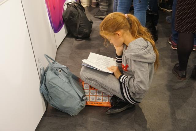 Insgesamt gehe es - so Alina Bambeck von der Deutschen Akademie für Kinder- und Jugendliteratur- bei allen Werken darum, dass Kinder und Jugendliche lesen. Ziel sei es auch nicht, digitale Medien vorzuhalten, sondern ein Nebeneinander zu ermöglichen, so dass Kinder sich auch in Zukunft  in fantasievolle Welten zurückziehen können. 