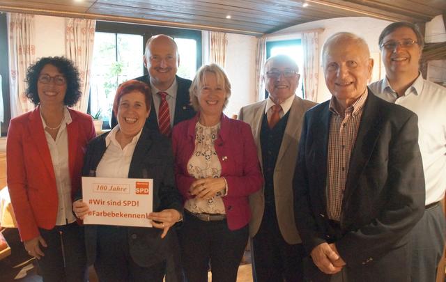 Die Ortsvorsitzenden der vergangenen Jahre mit den Mandatsträgern: von links Kreisvorsitzende Helga Raab-Wasse, Ruth Weitz (1986 bis 1989), Bundestagsabgeordneter Bernd Rützel, Landtagsabgeordnete Martina Fehlner, Ferdinand Kern (1978 bis 1986), Knut Brack (1975 bis 1978) und Michael Becker (seit 2012).