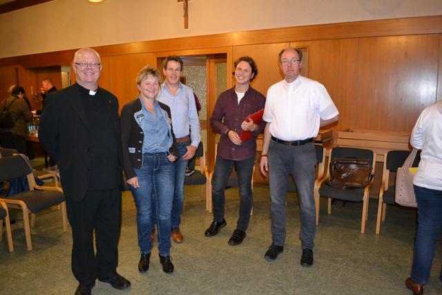 Vorstandschaft mit Pfarrer Fröhlich, Margit Fuchs, Harald Kretschmer, Christian Barth, Dekan Prokschi
