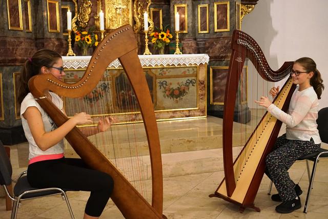 Harfenspielerinnen Veronika und Isabell Appel