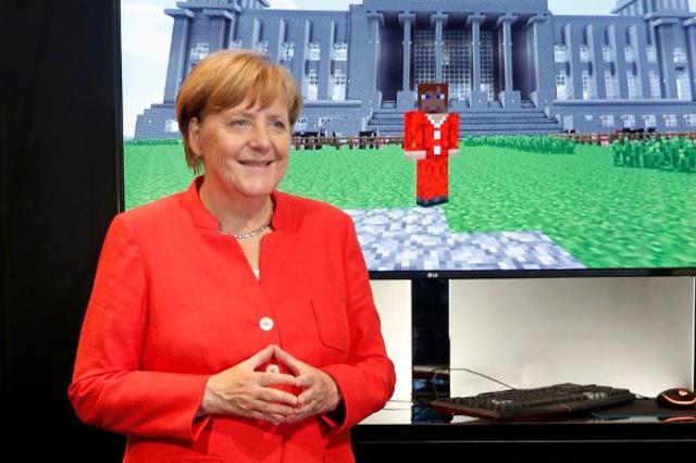 Sichtlich angetan spricht Bundeskanzlerin Angela Merkel vom großen Bildungspotenzial der Videospiele. Spielbasiertes Lernen kann ein wichtiges Element sein, um den Weg in eine digitalisierte Welt zu erleichtern.