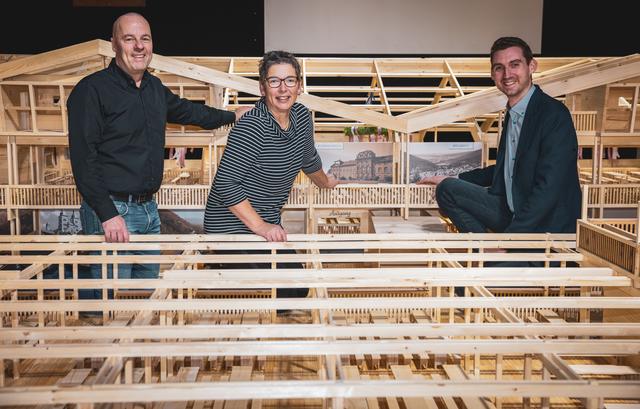 Festwirt Mathias Hofmann (links), Sabine Rindsfüsser und André Rüttiger von meine-news.de. freuen sich auf tolle Bilder für das Festzelt – so wie sie im Modell bereits zu erkennen sind.
 | Foto: News Creativ