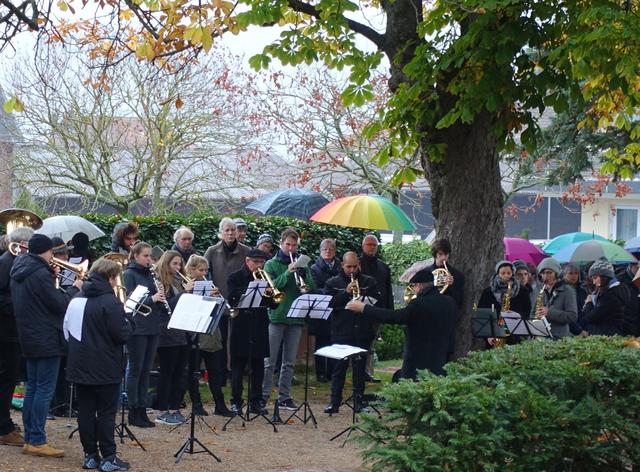Feierlicher Friedhofsgang  mit musikalischer Umrahmung im Miltenberger Hauptfriedhof am Nachmittag von Allerheiligen.  
