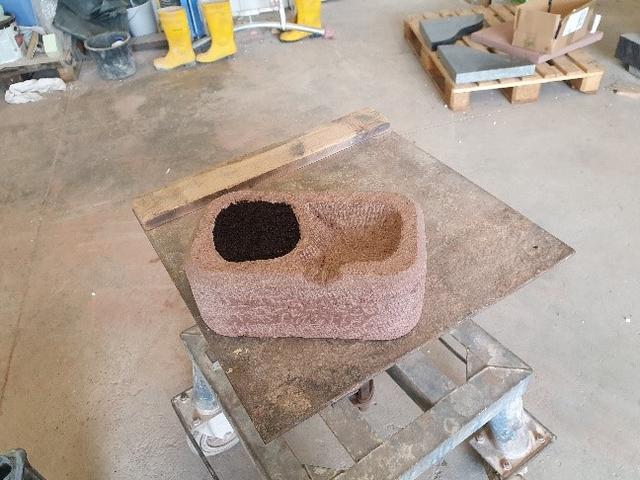 Daniel Hasenstab arbeitete in der Werkstatt an einer Kombination aus Vogeltränke mit Pflanzschale. | Foto: Heim - Der Steinmetz