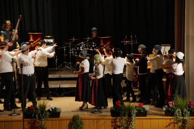 Die Jugendkapelle des Musikvereins Obernburg beim Konzert 2018: den Spaß der Jugendlichen am gemeinsamen Musizieren konnte man bei der Interpretation des "Schlagzeuglieds" der Hip-Hop-Formation "Deine Freunde" sehen und hören.