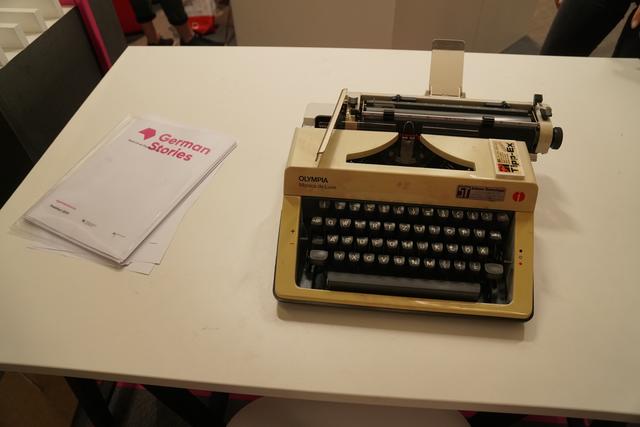 

 
 Digital oder doch lieber wieder analog? Manchmal funktionieren noch alte Arbeitsmittel - wie diese manuelle Schreibmaschine von anno dazumal - und erzeugen kreative, ideenreiche  Geistesblitze. Gesehen auf der Buchmesse in Frankfurt. Foto Roland Schönmüller

 

