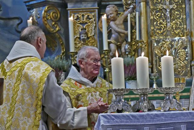 Pater Peregrin feiert seinen Dankgottesdienst