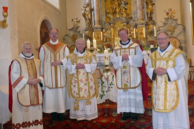 Zum Andenken an seinen 90. Geburtstag, der Jubilar inmitten seiner Mitzelebranten, von links: Pater Richard Heßdörfer, Dekan Pfarrer Michael Prokschi, der Jubilar Pater Peregrin, Provinzialminister Dr. Cornelius Bohl, Guardian Pater Werner Reischmann