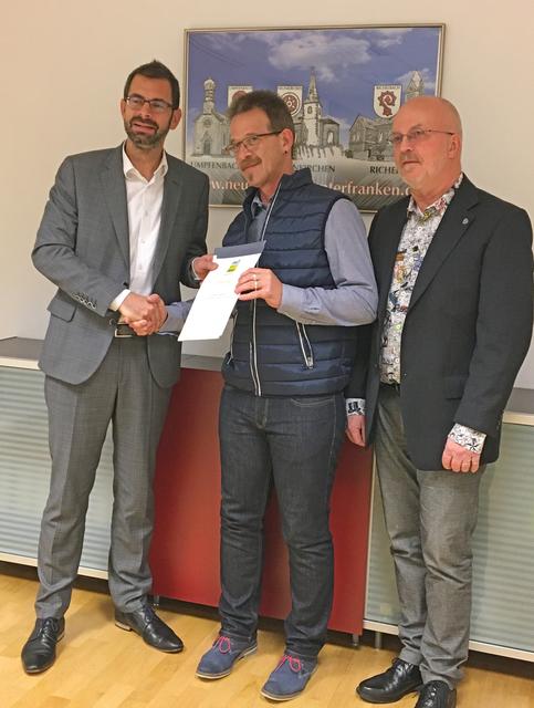 Im Bild (von links): Landrat Jens Marco Scherf, Erwin Friedrich und Bürgermeister Wolfgang Seitz.