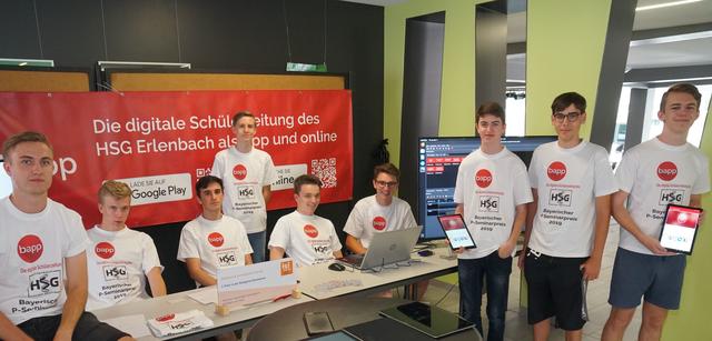 Schülerinnen und Schüler des HSG in Erlenbach sind bereits in digitalisierten Welt angekommen und haben erfolgreich in ihrer Schule eine Schülerzeitung kreeiert, die man per Mausclick auf ihrer Homepage erkunden kann. Foto Roland Schönmüller

 

