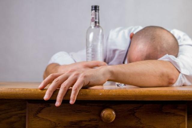 Rund 160.000 Berufstätige sind vermutlich alkoholabhängig.