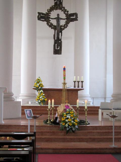 Der Sarg mit dem Verstorbenen in der Kirche von Bad Neustadt