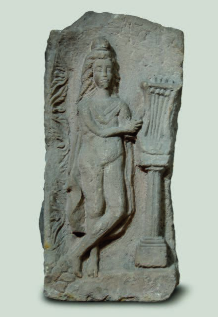 Sandsteinrelief des Gottes Apollo aus einem römischen Steinbruch zwischen Obernburg und Wörth.
Foto: Archäologische Staatssammlung München
