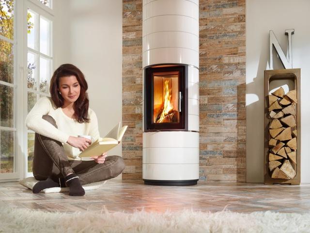 Vom Herbst bis in den Frühling bietet ein moderner Kaminofen Komfort und Gemütlichkeit und entlastet die Heizungsanlage. 
 | Foto: IPS/Leda/ TRD Bauen und Wohnen