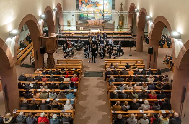 Die zahlreichen Gäste in der Pfarrkirche St. Jakobus erlebten am Samstagabend ungewöhnliche Klänge, als die Jazz Big-Band des Musik Campus Frankfurt RheinMain Teile der „Peer-Gynt-Suite“ in ein jazziges Gewand kleidete.