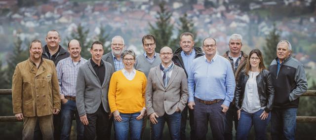Die Kandidaten der Freien Wähler Weilbach für die Gemeinderatswahl am 15. März 2020. Von links: Alexander Rudolf, Andreas Grimm, Frank Sieger, Martin Förtig (Gemeinderat), Michael Müller (Gemeinderat), Sabine Rindsfüsser (Gemeinderätin), Claus Seitz, Andreas Kraatz, Christoph Reichert, Achim Schneider (Gemeinderat und Bürgermeisterkandidat), Thomas Wörner, Laura Reinhart, Dominik Breunig (Gemeinderat). Jürgen Steegmüller war beim gemeinsamen Fototermin auf dem Gotthard leider verhindert. | Foto: Freie Wähler Weilbach