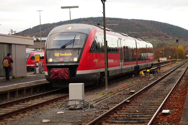 Im Rahmen eines EU-weiten Vergabeverfahrens der Nahverkehrsgesellschaft Baden-Württemberg (NVBW) im Auftrag des Landesverkehrsministeriums und der Bayerischen Eisenbahngesellschaft (BEG) hat sich die Westfrankenbahn im Jahr 2016 mit ihrem Angebot durchgesetzt. Sie bleibt damit für weitere 12 Jahre der ÖPNV-Mobilitätspartner in der Region.
Zum Einsatz kommen barrierefreie Züge vom Typ Siemens Desiro Classic (VT 642). Diese wurden komplett modernisiert und sind barrierefrei zugänglich, einschließlich der Toiletten und verfügen über eine Klimaanlage. 