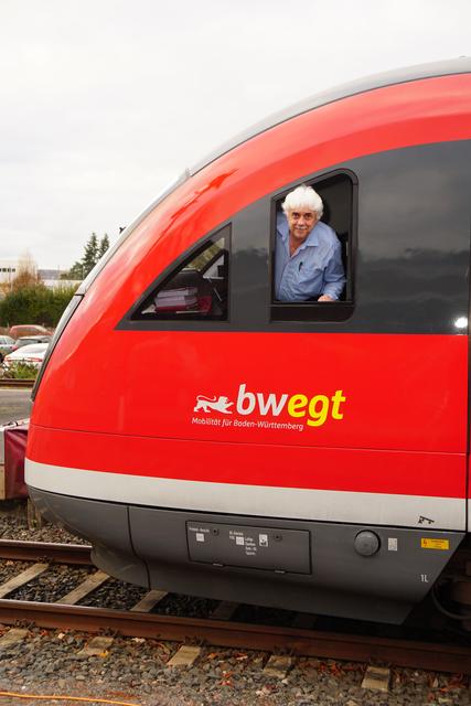 Über 380 EisenbahnerInnen engagieren sich täglich in der Region Hohenlohe, Franken und am bayerischen Untermain. Lokführer Steinbach gehört zu diesem Mitarbeiter-Kreis: er startet in wenigen Minuten von Miltenberg über Walldürre nach Seckach. Sein barrierefreier Zug braucht eine gute Stunde über das Madonnenländchen und Walldürre zum Odenwald-Ziel Seckach. Viele Bahnreisende genießen die romantisch anmutende Bahnstrecke. Jetzt gibt es auch im Zug noch mehr Annehmlichkeiten.